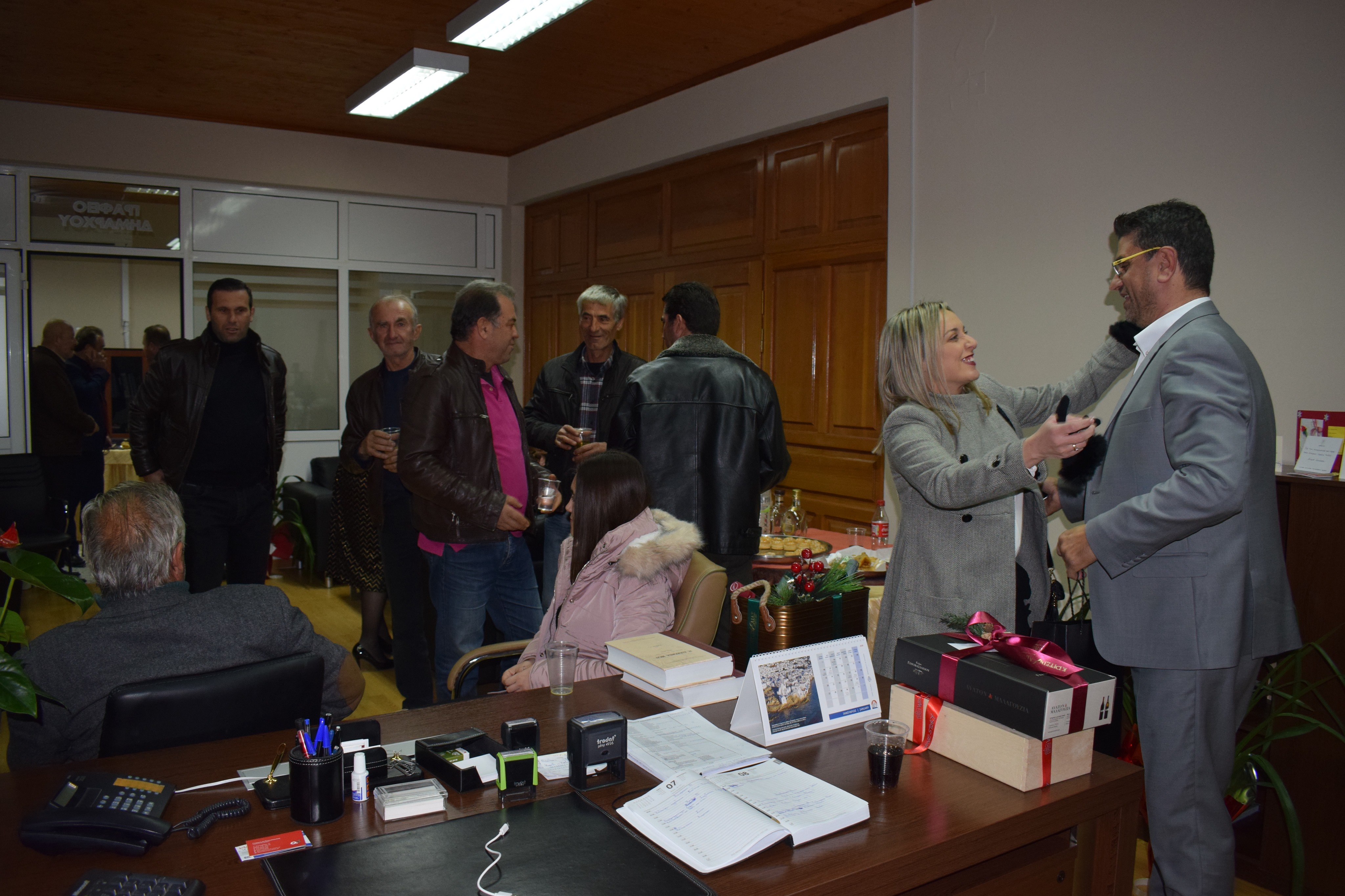 Λεχαινά: «Πλημύρισε» το γραφείο του Δημάρχου Ανδραβίδας-Κυλλήνης Γιάννη Λέντζα με ευχές, χαμόγελα, αλλά και πολλά δώρα (photos)
