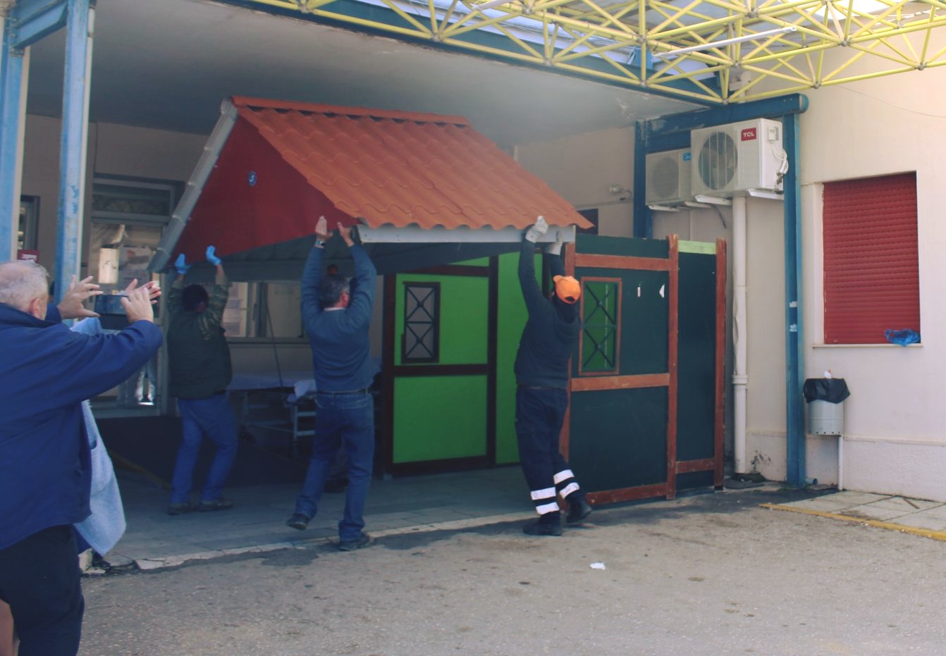 Αμαλιάδα: Έστησαν περίπτερο στην είσοδο της Νοσηλευτικής Μονάδας για προστασία προσωπικού και ασθενών από τον κορωνοιό (photos)