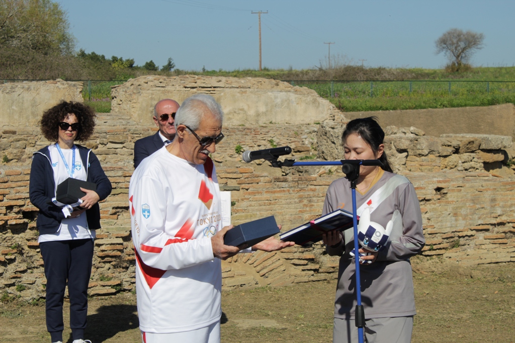 Υποδέχθηκαν την Φλόγα στην Αρχαία Ήλιδα - Τι ανέφεραν στις ομιλίες τους ο Δήμαρχος Ήλιδας Γ. Λυμπέρης και η εκπρόσωπος της Οργανωτικής Επιτροπής από την Ιαπωνία (photos)