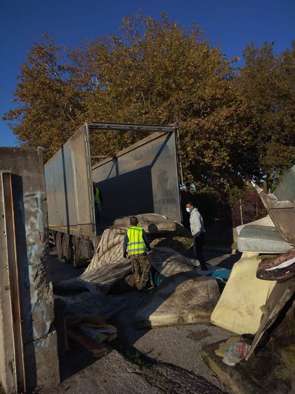 Δήμος Πύργου: Απομακρύνονται τα παλιά στρώματα από το παλιό Νοσοκομείο Πύργου- Παναγιώτης Αντωνακόπουλος «Παραλάβαμε ένα μνημείο περιβαλλοντικής ντροπής» (Photos)