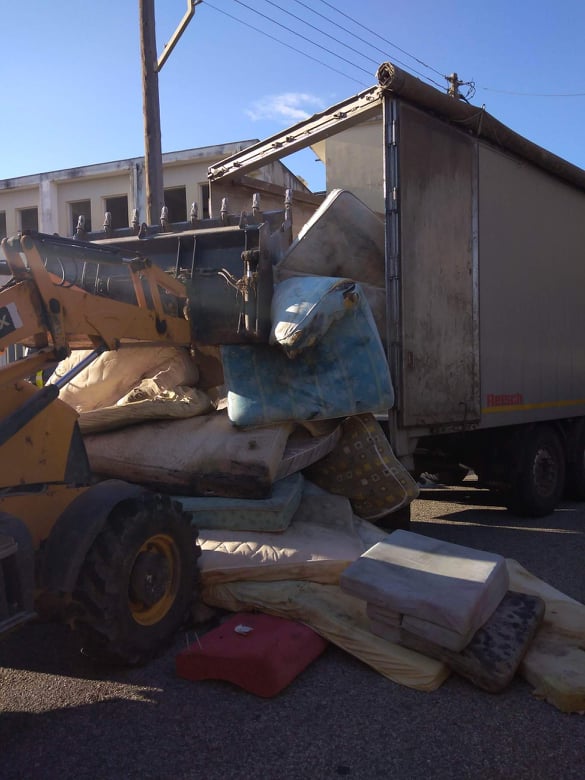 Δήμος Πύργου: Απομακρύνονται τα παλιά στρώματα από το παλιό Νοσοκομείο Πύργου- Παναγιώτης Αντωνακόπουλος «Παραλάβαμε ένα μνημείο περιβαλλοντικής ντροπής» (Photos)