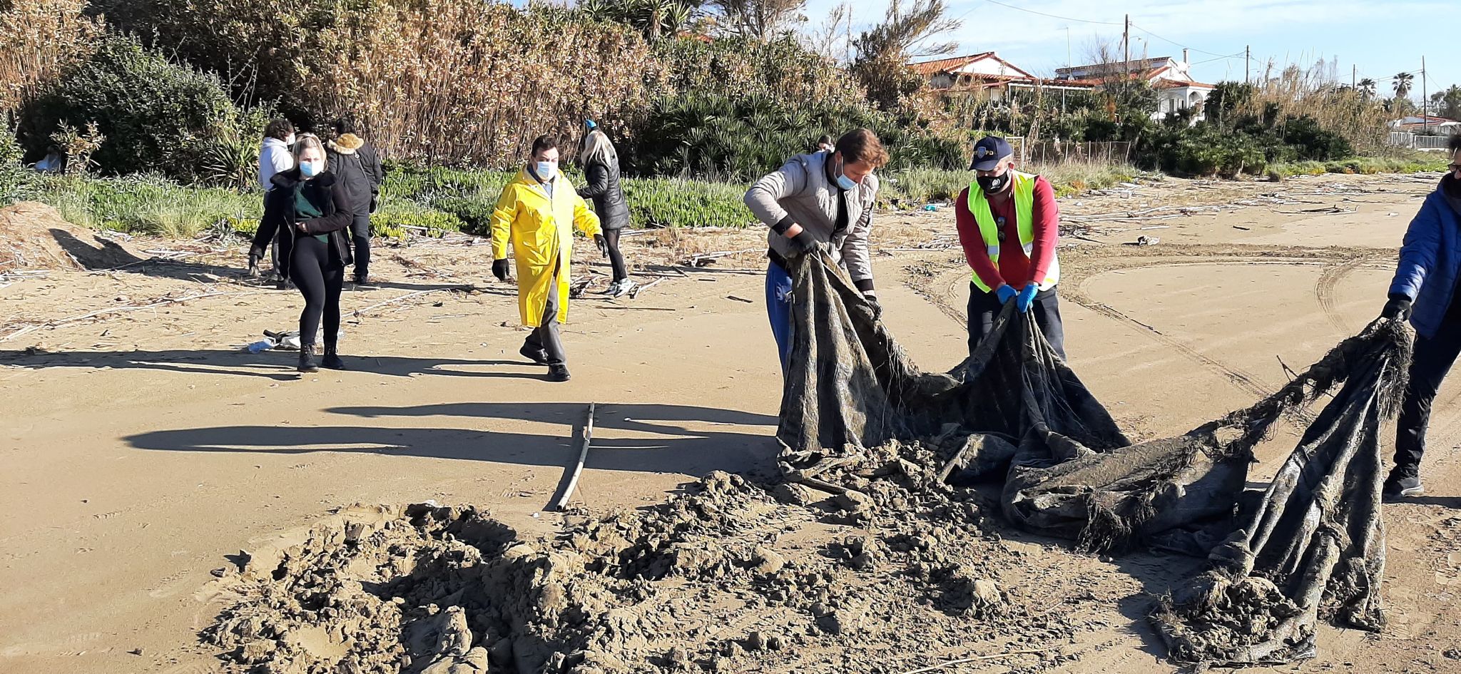 Δήμος Πύργου: Μικροί και μεγάλοι δημότες εθελοντές καθάρισαν από πλαστικά και άλλα φερτά υλικά την παραλία στο Κατάκολο - Συγκεντρώθηκαν πάνω από 150 σακούλες με πλαστικά απορρίμματα (photos)