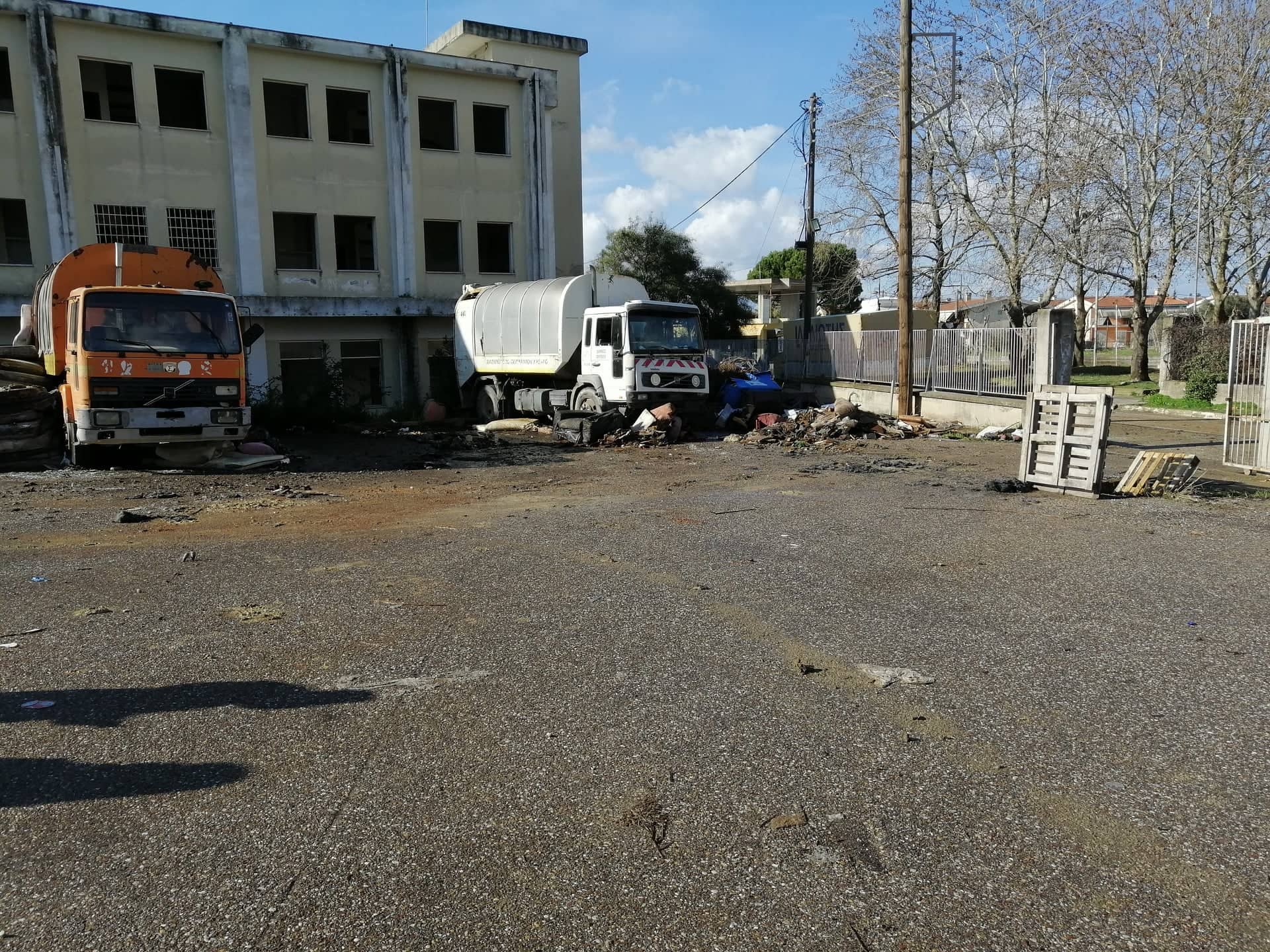 Δήμος Πύργου: Απομακρύνονται και τα τελευταία στρώματα από το παλιό Νοσοκομείο -Παν. Αντωνακόπουλος «Στόχος μας η πλήρης αποκατάσταση του χώρου» (photos)
