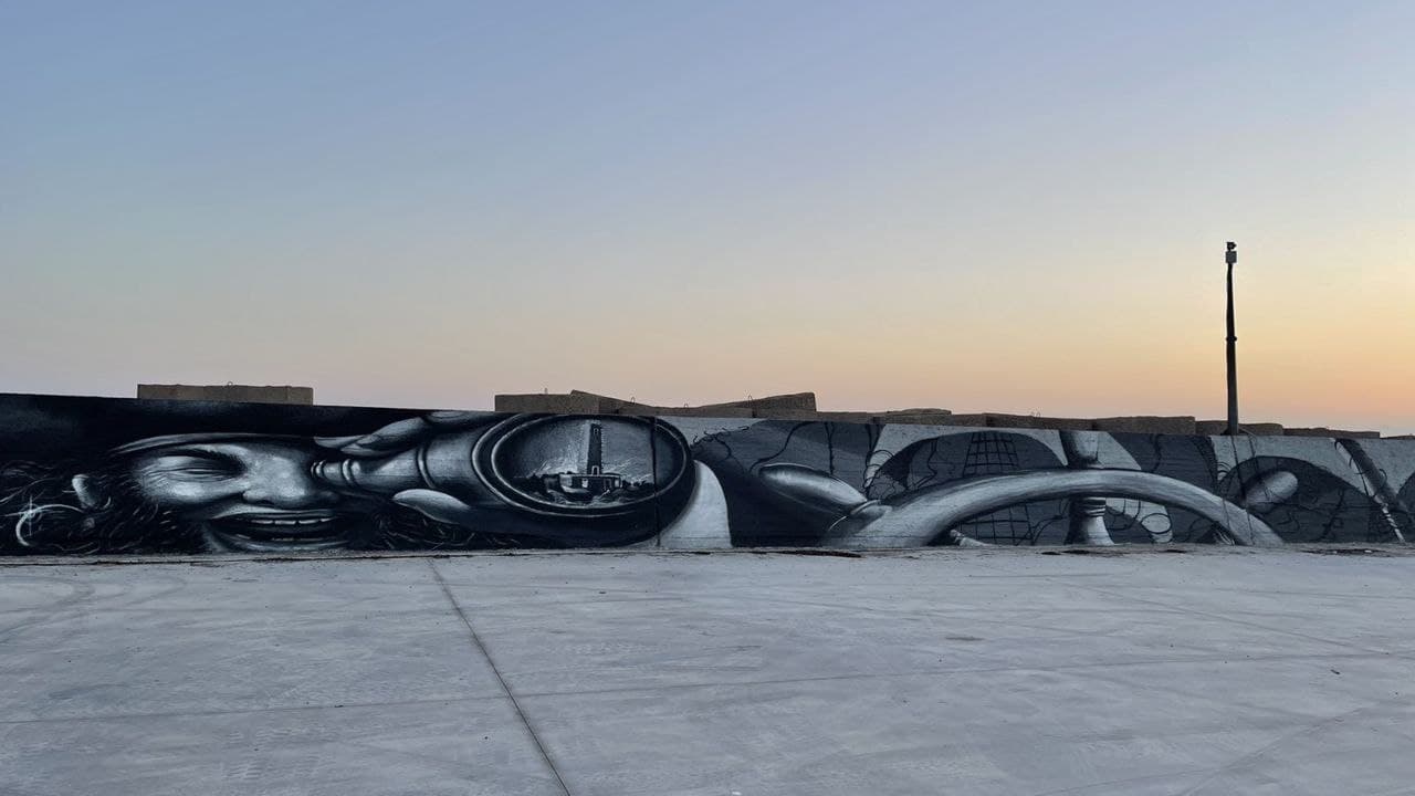 Ν. Κοροβέσης: «Ομορφαίνουμε τον τόπο»- Γιγαντιαίο γκράφιτι 300 μέτρων στο λιμάνι της Κυλλήνης (photos-ΒΙΝΤΕΟ)
