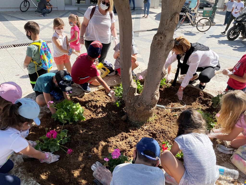 Δήμος Ήλιδας: Λουλούδια για την παγκόσμια ημέρα περιβάλλοντος από τους μαθητές των δημοτικών σχολείων της Αμαλιάδας (photos)